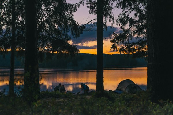 Quelles sont les techniques pour pêcher et cuisiner en camping au bord d'un lac?